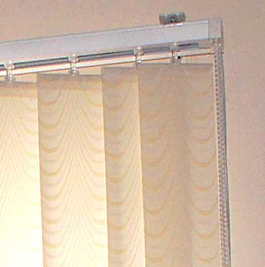 Вертикальные тканевые жалюзи установлены при помощи настенных кронштейнов
