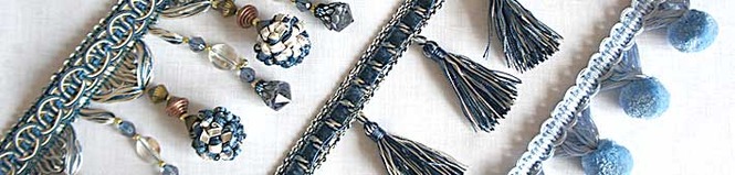 Басонные изделия в синих тонах: тесьма с помпонами, кистями и бусинами