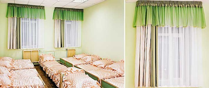 Дизайн штор и покрывал на детские кроватки в спальне в детском саду